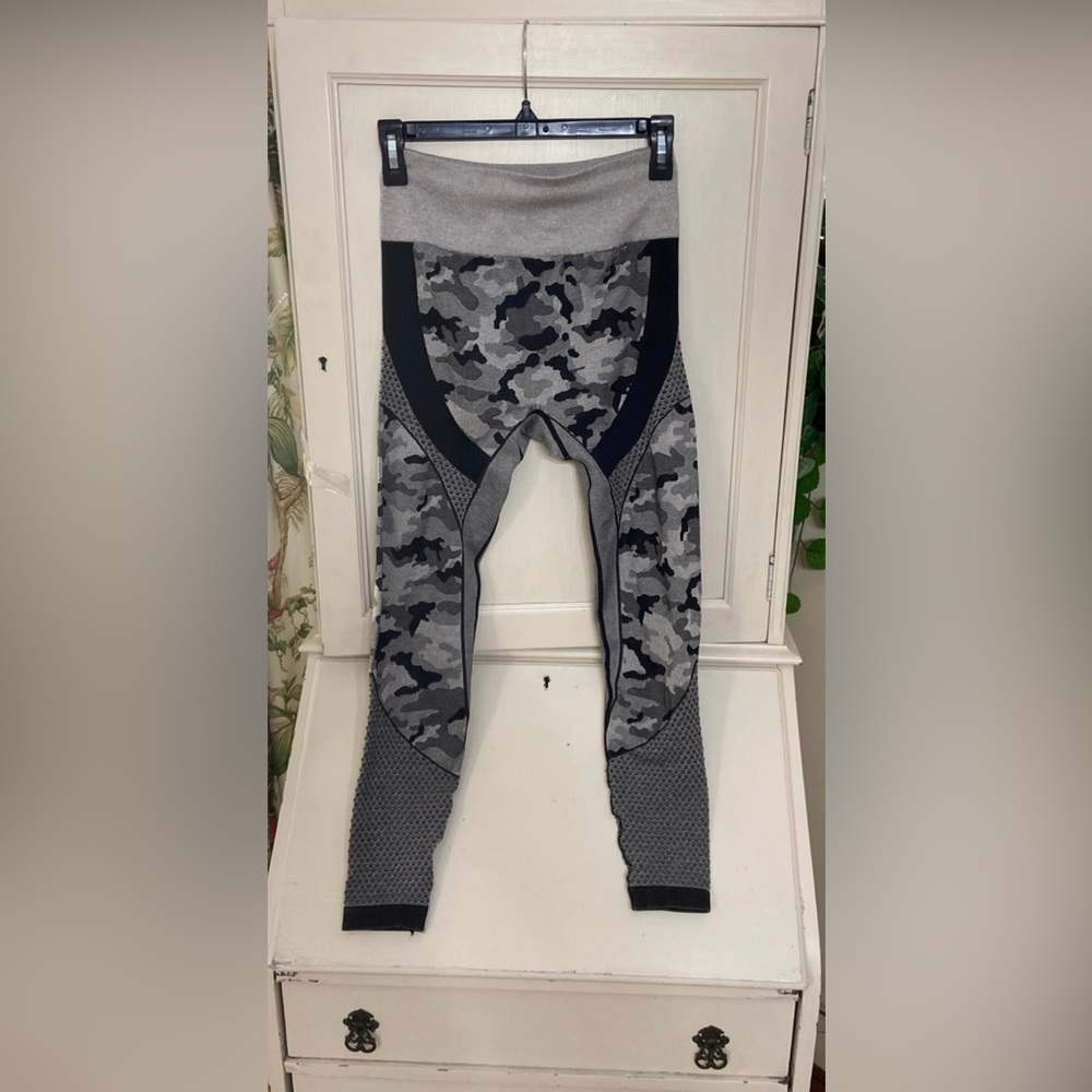 Womens "ANWND" ATHLETIC LEGGINGS SIZE S/M. Gray/black camo
